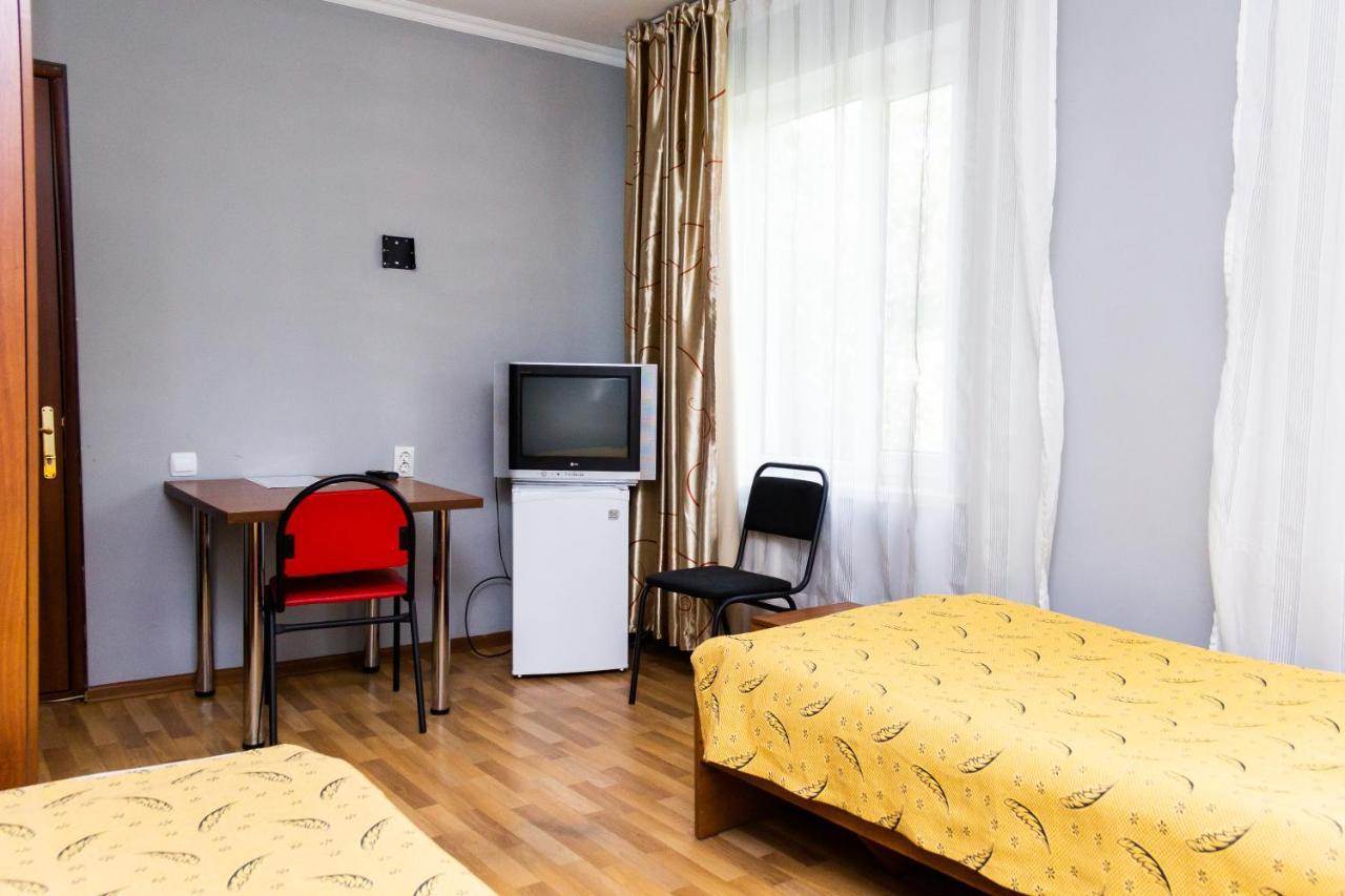 Hotel Tahar Alma-Ata Exteriör bild